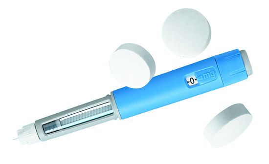 Weight loss pills and dosing pen for subcutaneous injection of antidiabetic medication or anti-obesity medication hovering over a blue background.